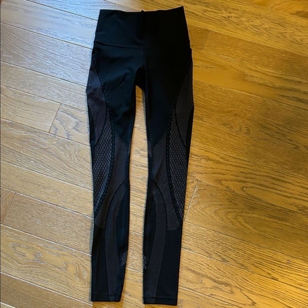 Lululemon size 4 legging black with white design